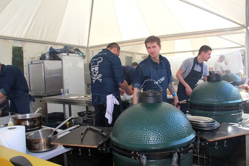 Stovky lidí zaplnily v sobotu Smetanovy sady Výstaviště Flora Olomouc. Přilákal je tam už druhý ročník dobrého jídla a pití Garden Food Festival.