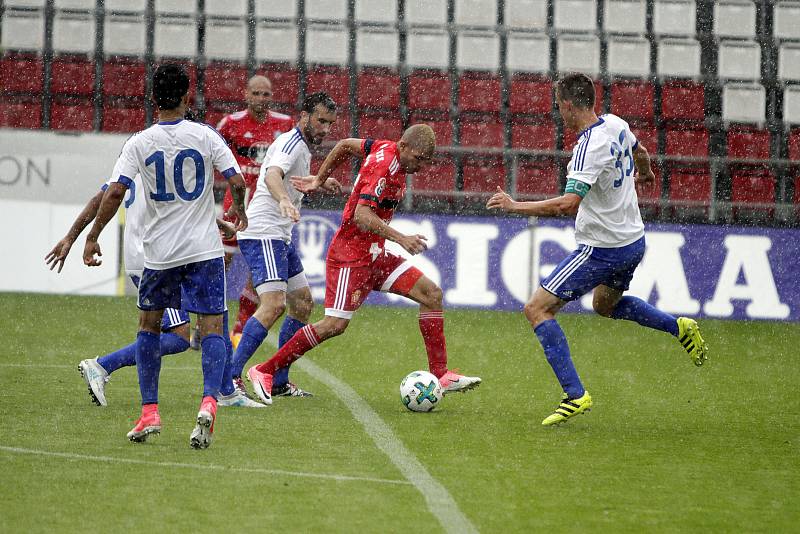 Olomoučtí fotbalisté (v červeném) porazili v přípravě druholigový Šamorín 3:0