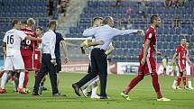 Olomoučtí fotbalisté (v červeném) remizovali se Slováckem 0:0Tomáš Chorý (vpravo)