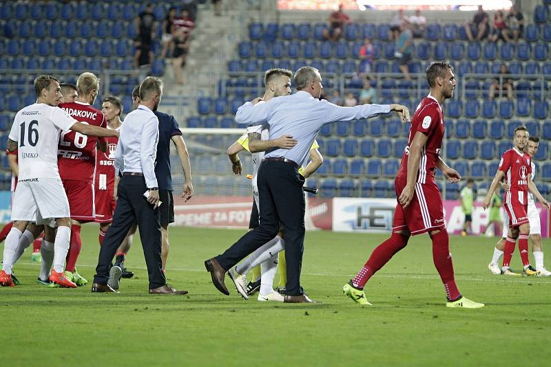 Olomoučtí fotbalisté (v červeném) remizovali se Slováckem 0:0Tomáš Chorý (vpravo)