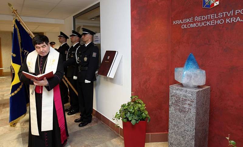 Skleněná plastika ve vestibulu Krajského ředitelství Policie ČR v Olomouci přípomíná policisty, kteří zahynuli ve službě