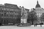Sametová revoluce v Olomouci: pomník Stalina a Lenina na dnešním Palachově náměstí připravený na odlet do teplých krajin