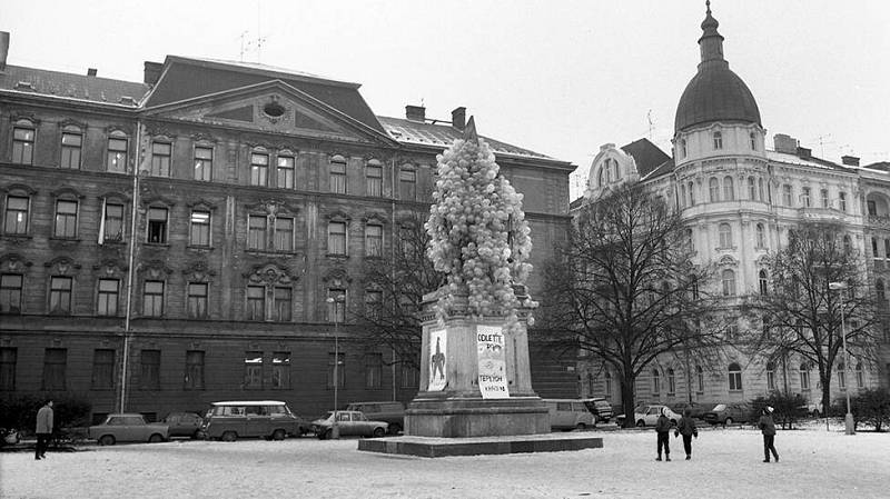 Sametová revoluce v Olomouci: pomník Stalina a Lenina na dnešním Palachově náměstí připravený na odlet do teplých krajin