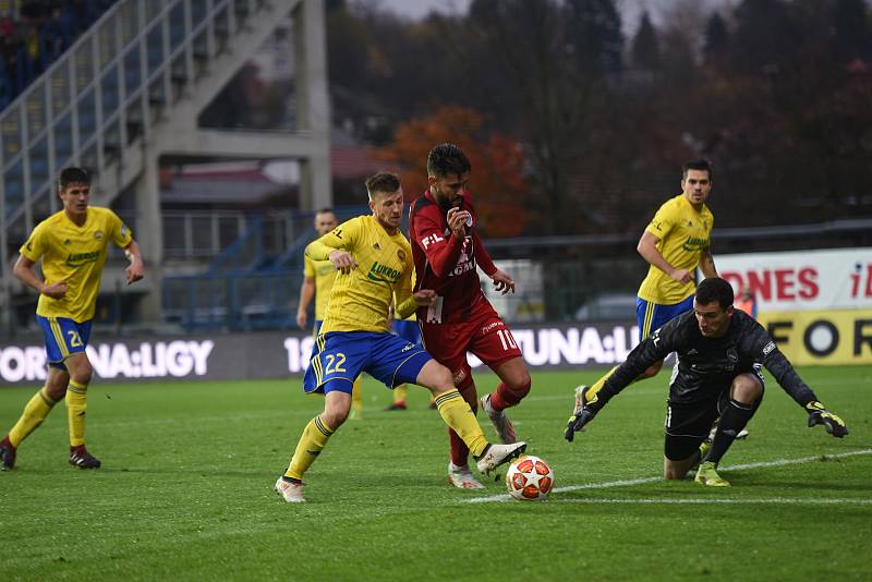 Fotbalisté Zlína (ve žlutém) porazili v nejvyšší soutěži na domácím hřišti Olomouc 1:0.