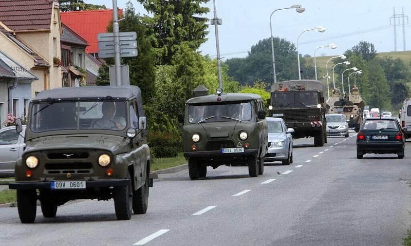 Historická vojenská technika z dob Čs. lidové armády na cestě z olomouckého fortu do Kunovic