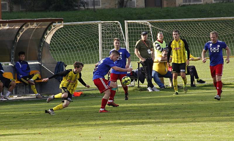 Fotbalisté Nových Sadů (ve žluto-černém) remizovali s Valašským Meziříčím 1:1.