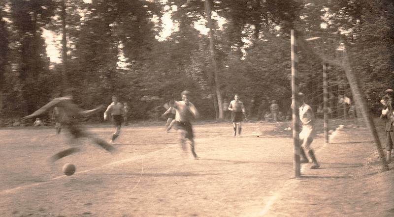 Fotografie z prvního doloženého zápasu Tatranu Litovel proti Bohuňovicím v říjnu 1924.