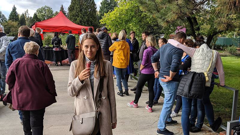 Počasí se nad festivalovým areálem střídalo během celé soboty. Chvíli spadlo pár kapek a za moment lidi zaplavil sluneční svit a teplo, kdy vhod přišla zmrzlina..