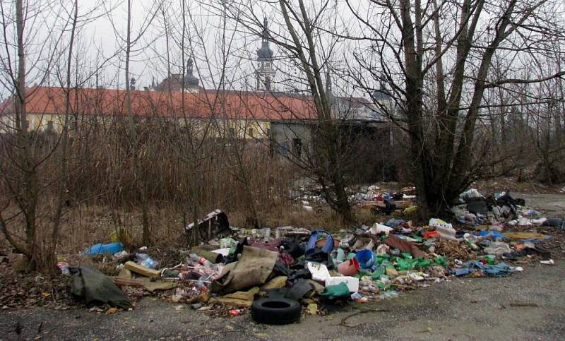 "Tradiční" černá skládka na Kláštěrním Hradisku