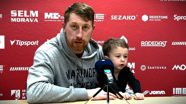 Hokejista HC Olomouc Jiří Ondrušek na tiskové konferenci.