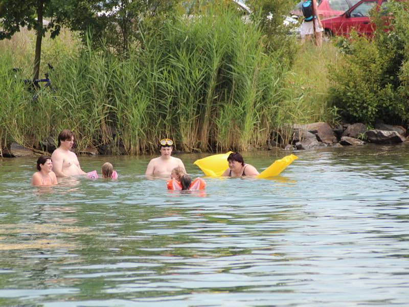 Teplé letní počasí lákalo v sobotu k vodě, stovky lidí tak například zamířily do pískovny u Nákla na Olomoucku.