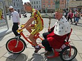 Král Olomouckého majálesu Jaromír 99 míří na rikše na Korunní pevnůstku