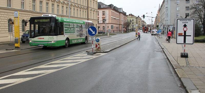 Místo tramvají jezdí od nádraží přes centrum náhradní autobusy.Masarykovu třídu v Olomouci uzavřela přestavba mostu. 2. března 2020