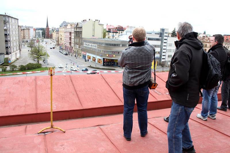 Komentovaná prohlídka s církevním historikem Miloslavem Pojslem otevřela v sobotou dopoledne brány Husova sboru v Olomouci. Kostel mohli lidé navštívit u příležitosti celorepublikové akce Brány památek dokořán.