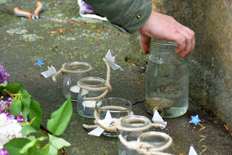 Zdobení sochy Jana Nepomuckého na Václavském náměstí v Olomouci, 15. 5. 2020