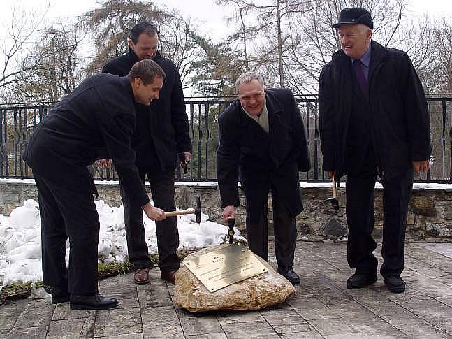 Poklepání základního kamen revitalizace parkánových zahrad UP