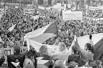 Demonstrace na náměstí Míru (dnes Horní náměstí). Listopad 1989 v Olomouci