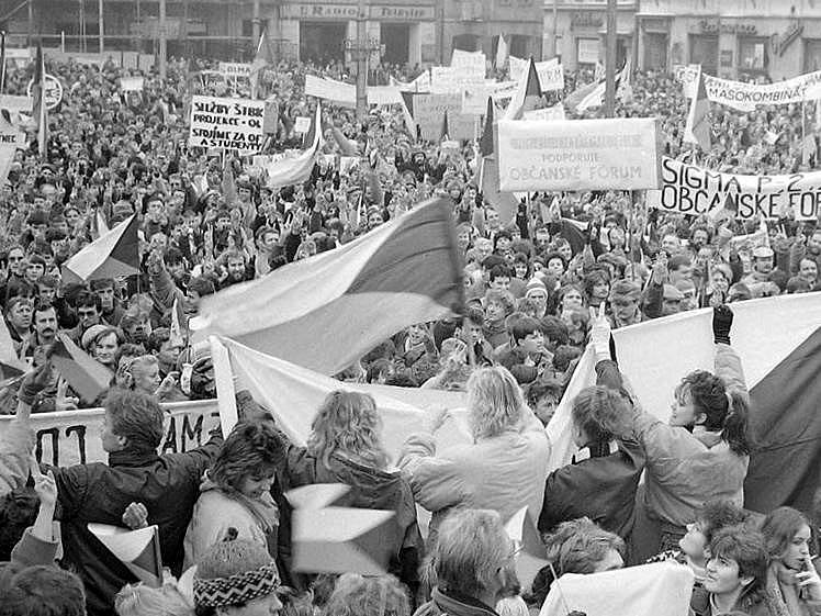 Demonstrace na náměstí Míru (dnes Horní náměstí). Listopad 1989 v Olomouci