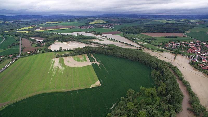 Rozlitá řeka Bečva nad Teplicemi nad Bečvou 22.5.2019 večer. V obci Ústí zaplavila hřiště.