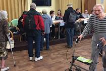 Volby v Domově seniorů v Hranicích: hned po otevření volební místnosti se tam sešly na dvě desítky lidí