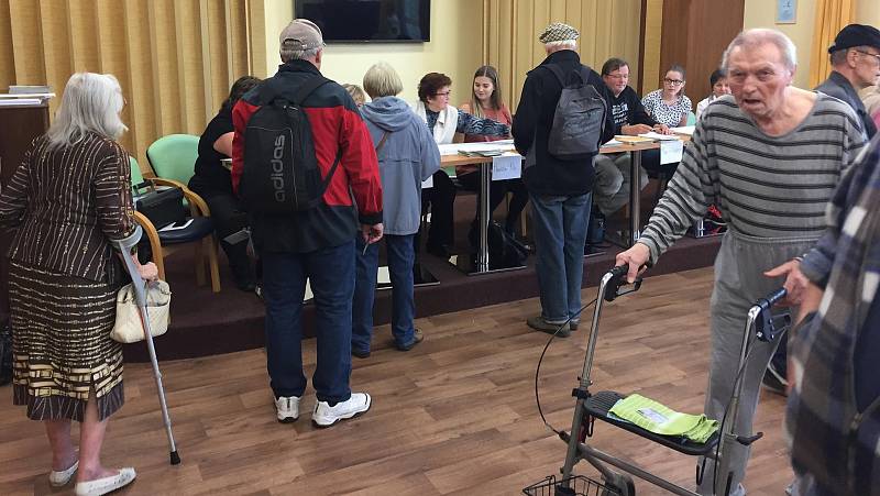 Volby v Domově seniorů v Hranicích: hned po otevření volební místnosti se tam sešly na dvě desítky lidí