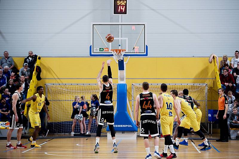 BK Olomoucko (ve žlutém) v Čajkaréně podlehlo Nymburku 94:98.