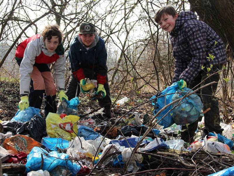 Úklid břehů Mlýnského potoka – 28. 3. 2015