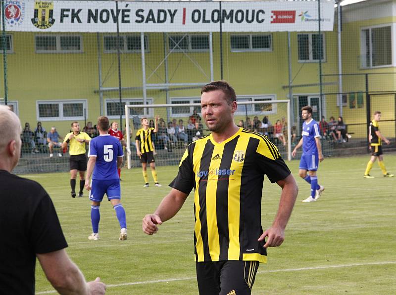 Fotbalisté Nových Sadů (ve žluto-černém) porazili Všechovice 5:0.