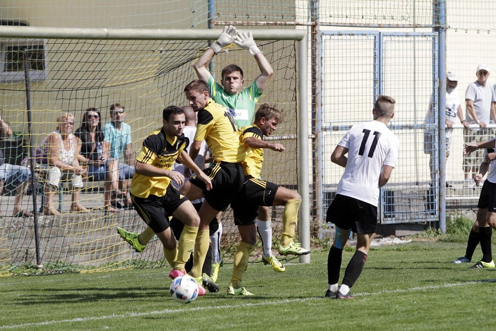 Olomoucký divizní tým Nové Sady (ve žlutém) podlehl rezervě Opavy 1:3.