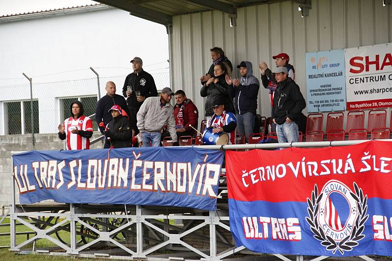 Fotbalisté Sigmy Lutín (ve žlutém) vyhráli v Černovíře 5:3.