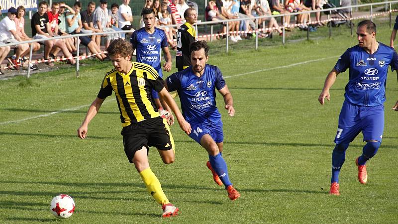 Fotbalisté Nových Sadů (ve žluto-černém) prohráli v předkole MOL Cupu s Rýmařovem 0:2.