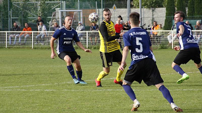 Fotbalisté Nových Sadů (ve žlutém) ovládli derby ve Slavoníně výsledkem 9:1.