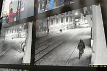 V jedné z výloh Muzea umění v Denisově ulici v Olomouci, kde zatím neznámý pachatel strhal plakáty s portréty Izraelců unesených Hamásem, je od pondělka nový výlep