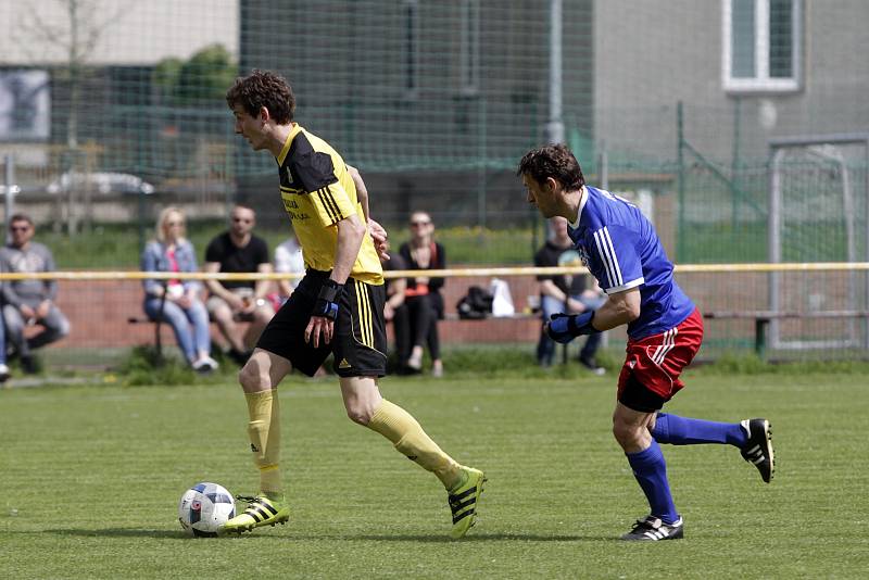 Fotbalisté Nových Sadů (ve žlutém) prohráli s Valašským Meziříčím 2:4