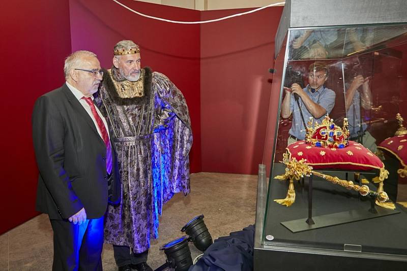 Výstavu korunovačních klenotů ve Vlastivědném muzeu Olomouc otevřel herec Jan Čenský. Na fotografii s ředitelem VMO Břetislavem Holáskem.
