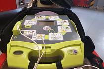 Třináctiletého chlapce u Velkého Újezdu zasáhnul blesk. Při záchraně života dítěte pomohl automatizovaný externí defibrilátor.