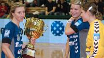 Kapitánka Zory Veronika Hejtmánková s pohárem pro vítězky. Vpravo Michaela Hrbková a gólmanka Irena Kozáková. 