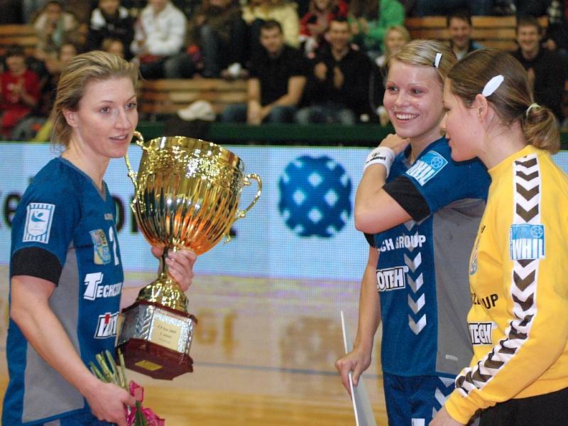 Kapitánka Zory Veronika Hejtmánková s pohárem pro vítězky. Vpravo Michaela Hrbková a gólmanka Irena Kozáková. 
