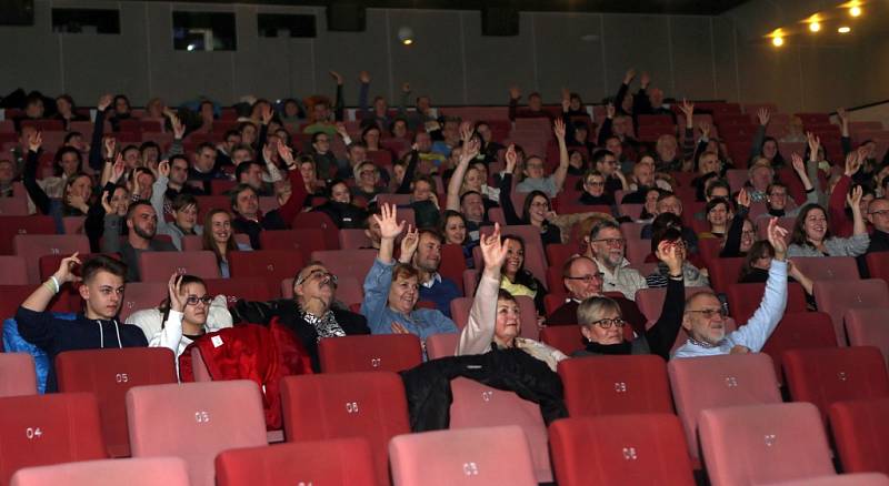 Úvod předpremiéry filmu „MILUJI TĚ MODŘE“ natáčeném v Olomouci v kině Metropol.