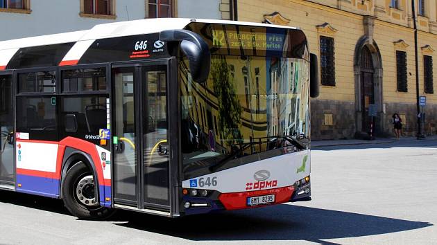 Autobus náhradní linky X2 se zastávkou a "točnou" na náměstí Republiky