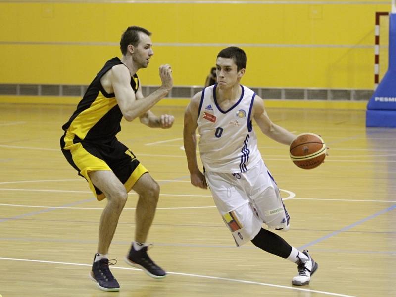 Olomoučtí basketbalisté (v bílém) proti Jihlavě
