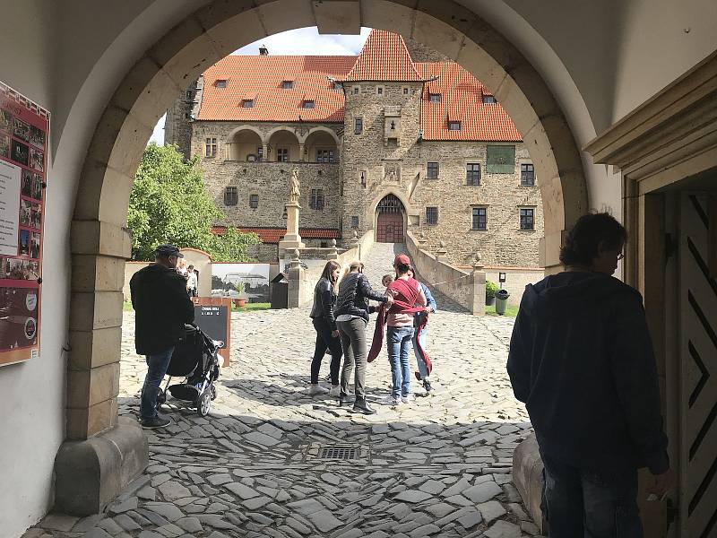 Hrad Bouzov opět dobývají turisté. V rouškách a s rozestupy. (6.června 2020)