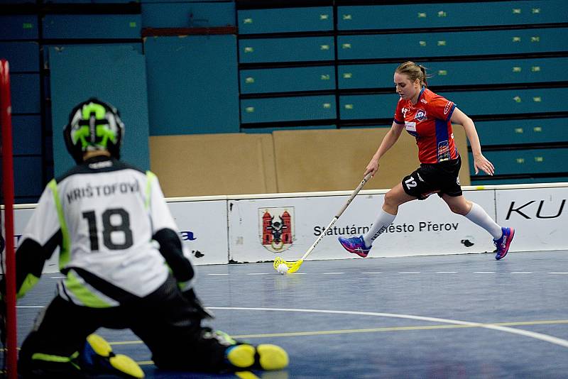 Olomoucké florbalistky (v červeném) porazily v přerovské hale Židenice 5:2.