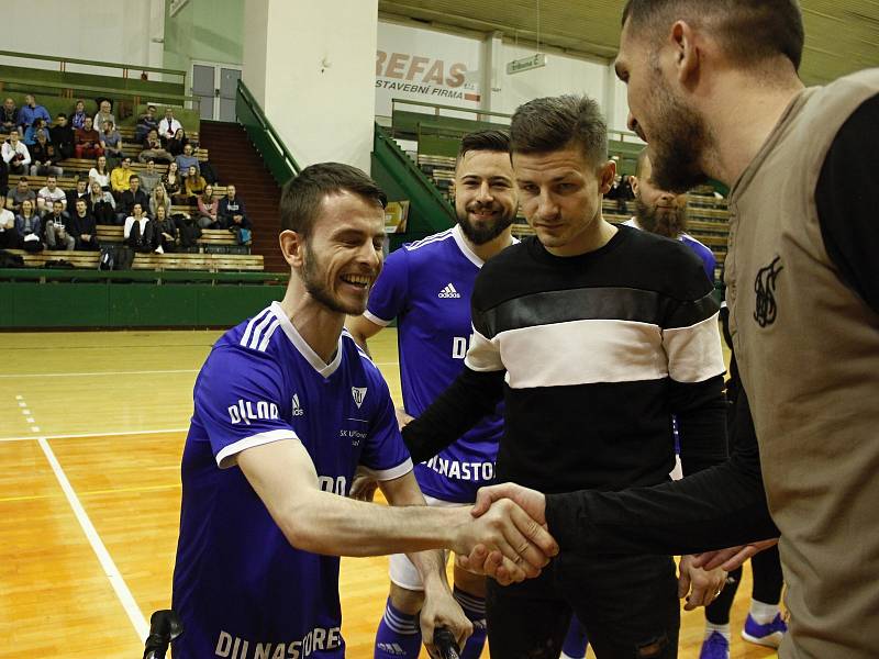 Hendikepovaný kamarád olomouckých futsalistů Jakub Řičica zahájil utkání s Jakubčovicemi. Fotbalisté Sigmy mu předali dres a dárek.