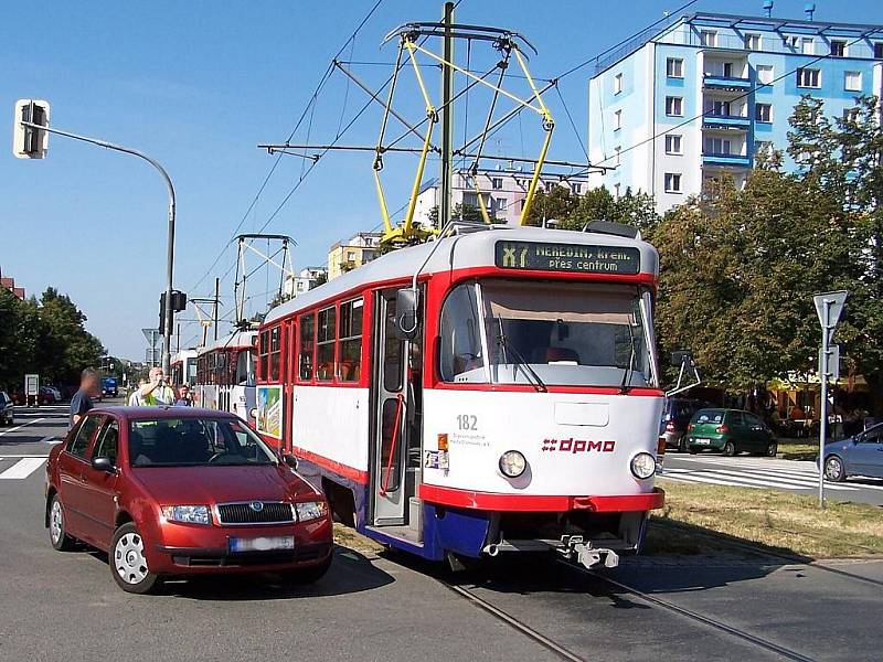 Střet tramvaje s autem v ulici Kosmonautů.