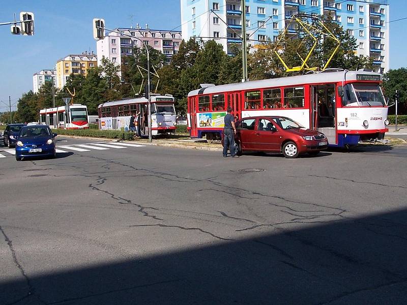 Střet tramvaje s autem v ulici Kosmonautů.