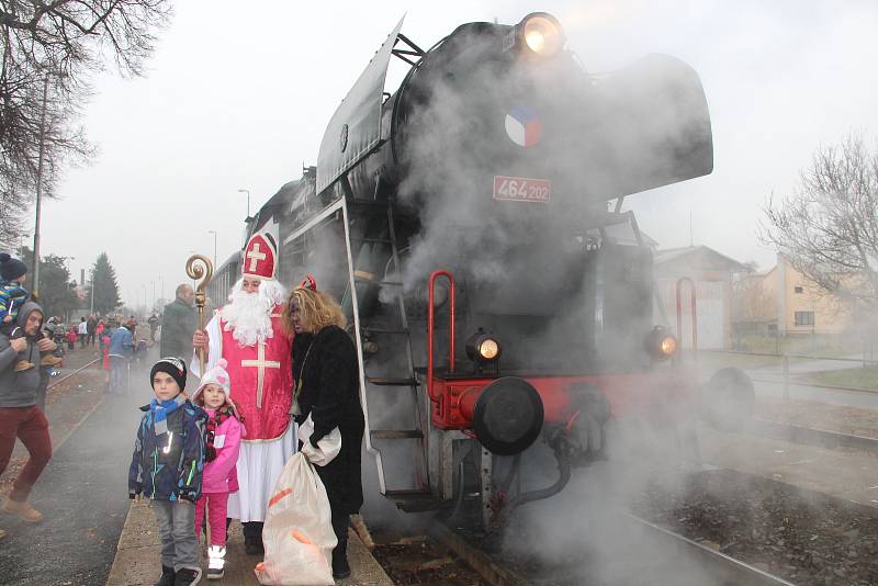 Parní vlak tažený lokomotivou Rosničkou v neděli vyrazil z Olomouce na dvě trasy, do Uničova a do Senice na Hané.