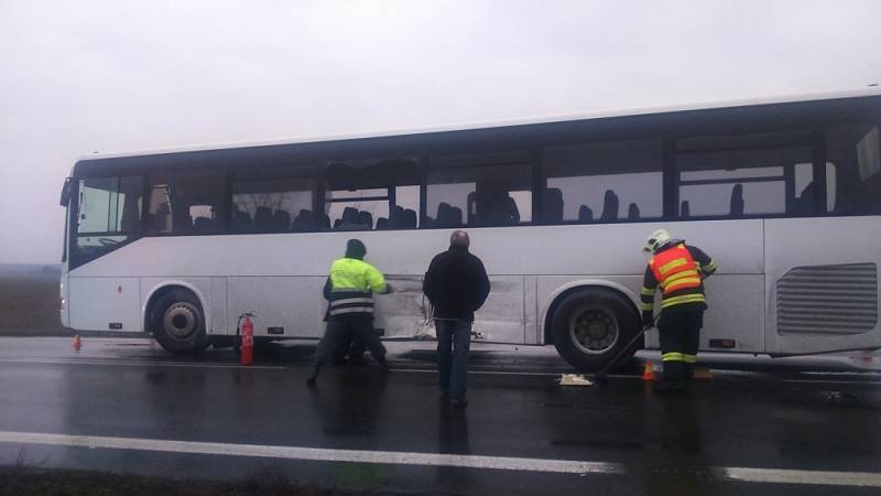 Nehoda dvou autobusů u Dolan