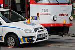Srážka tramvaje a auta městské policie u olomoucké tržnice