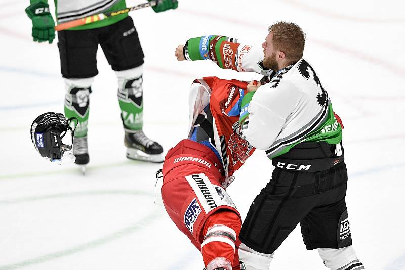 Utkání 1. kola hokejové extraligy: HC Olomouc - BK Mladá Boleslav, 10. září 2021 v Olomouci. Bitka mezi Tomáš Dujsík z Olomouce a Adam Jánošík z Mladé Boleslavi.